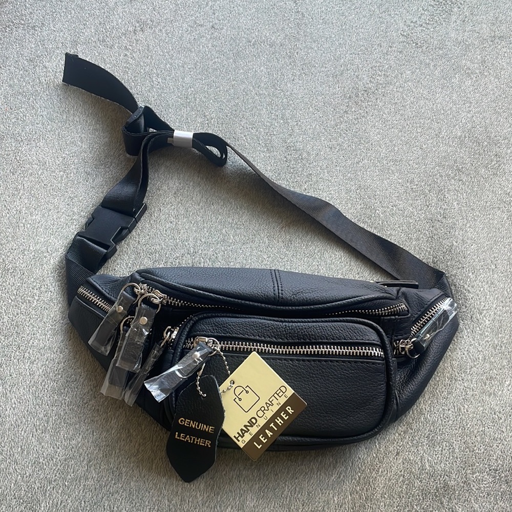 BLACK Leather Fanny WAIST  Pack BAG  *NEW
New and never used